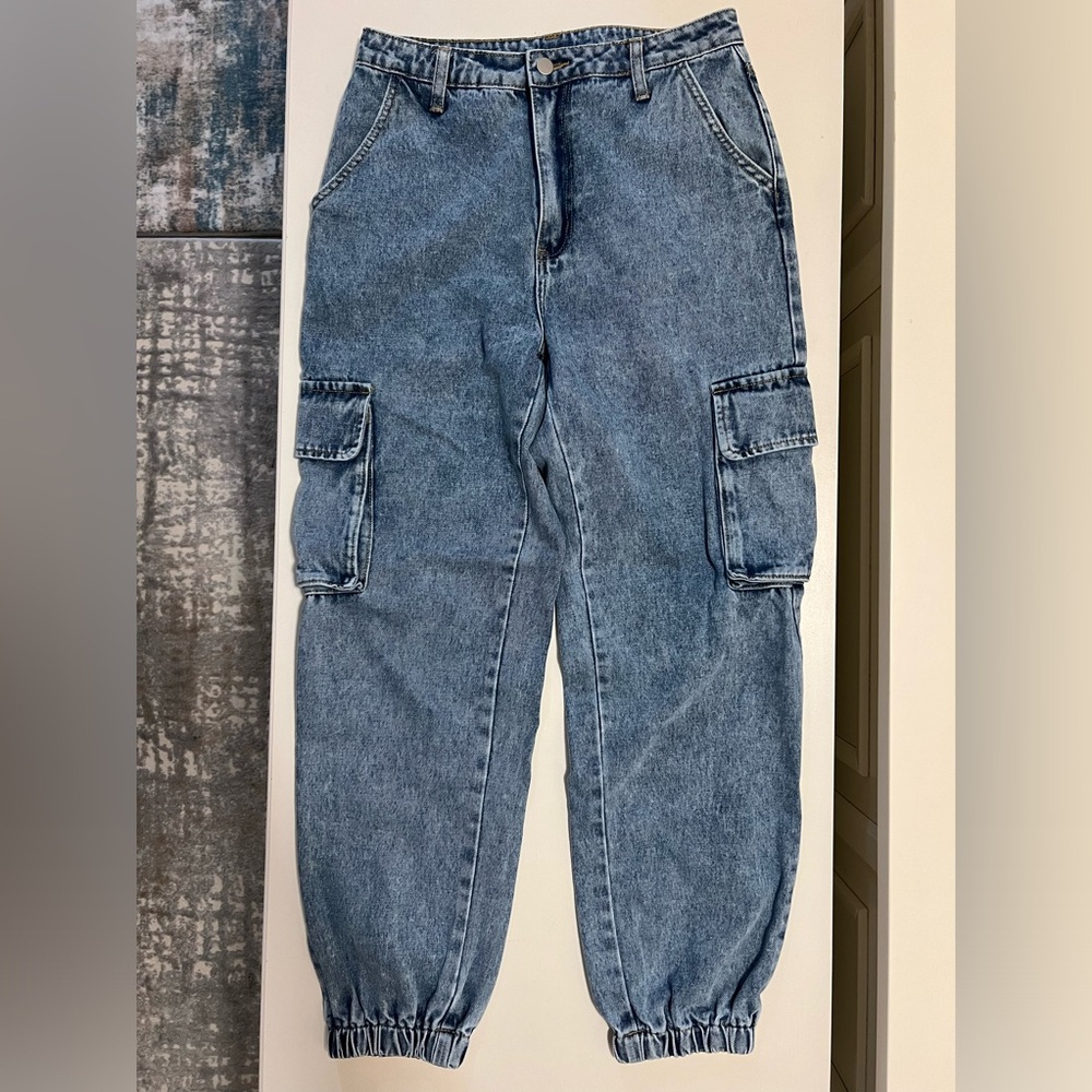 SHEIN Tall High-Waist Cargo Style Tapered Jeans SIZE: Light Wash-Tall Medium